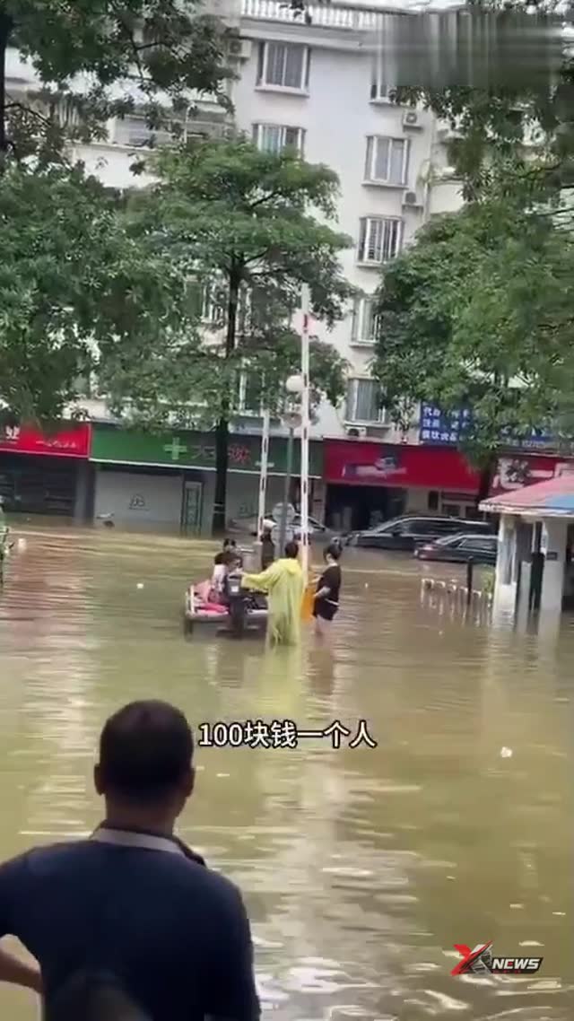 贵港水淹多日，叉车变摆渡船，身价翻倍还供不应求
