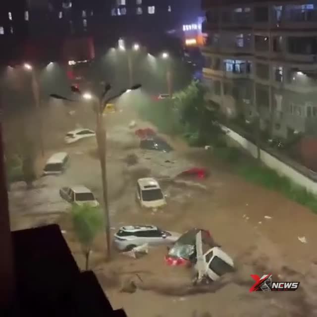 河北宽城深夜洪灾：街道变河，多车被冲走
