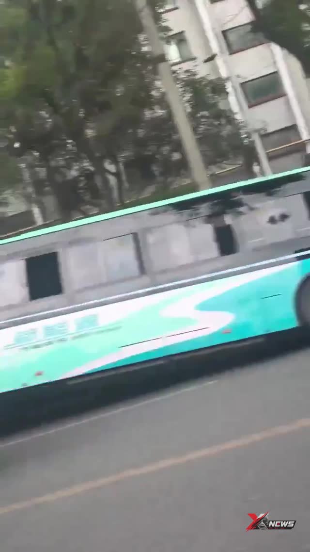 惊险！兰州路面突发塌陷，公交车瞬间坠入深坑